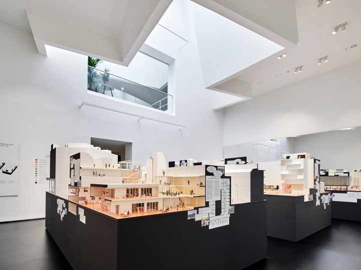 07 Ausstellungsansicht_Together! Die Neue Architektur der Gemeinschaft_Foto_Mark Niedermann.jpg